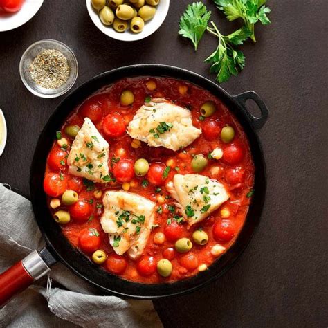 Salsa de bacalao con tomates cherry y aceitunas