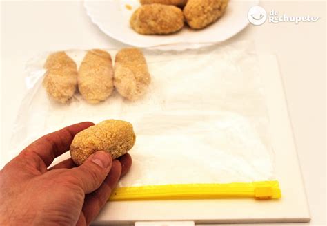 Masa de croquetas enfriándose en la nevera