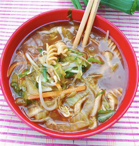 Sopa picante oriental con fideos de espelta y vegetales frescos