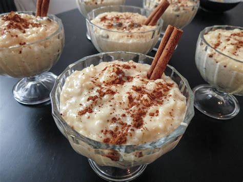 Presentación de arroz con leche en copas de cristal decoradas con chocolate blanco