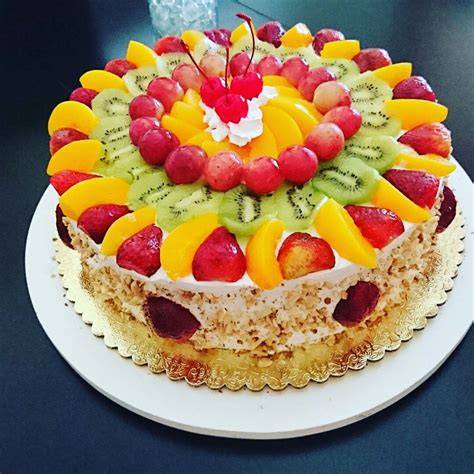 Pastel decorado con nata montada y frutas