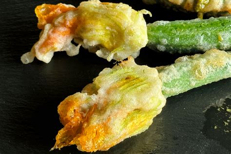 Proceso de fritura de flores de calabacín rebozadas