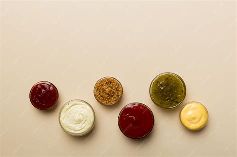 Varias salsas de queso en diferentes recipientes