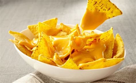 Salsa de queso cremosa en un tazón con nachos