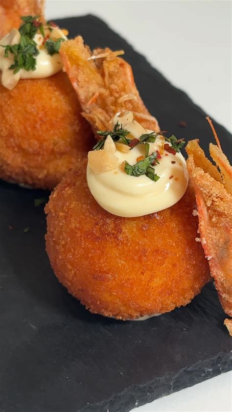 Ingredientes para croquetas de congrio y langostinos