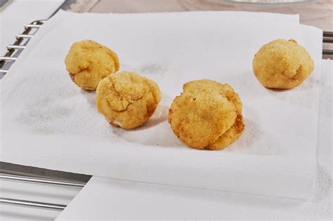 Croquetas recién fritas en papel absorbente