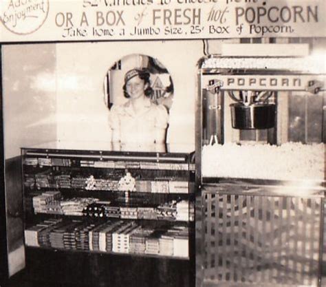 Fotografía antigua de Julia Braden vendiendo palomitas