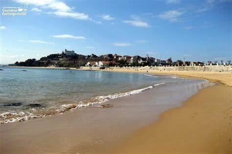 Playa de los Bikinis en Santander con el espigón