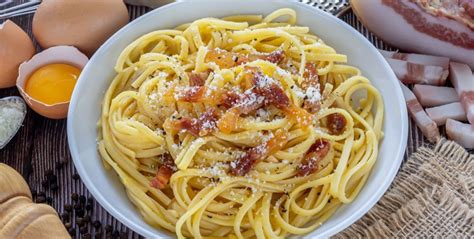 Ingredientes principales de la carbonara tradicional y moderna