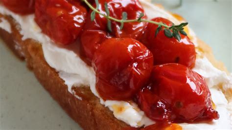 Tarta de queso salada con cobertura de tomates cherry confitados