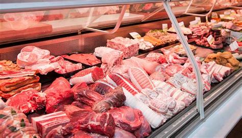 Expositores de carne fresca en una carnicería