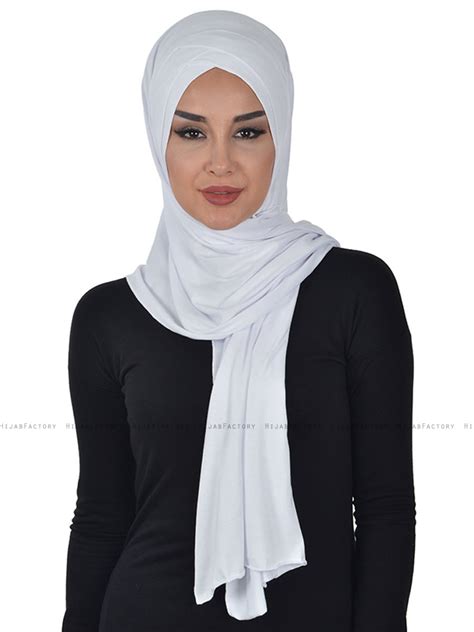 Hijab de algodón blanco en un día soleado