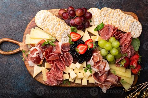 Mostrador de charcutería con variedad de embutidos y quesos.