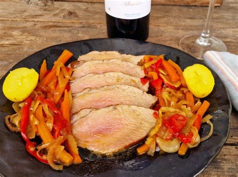 Presa en escabeche emplatada con guarnición