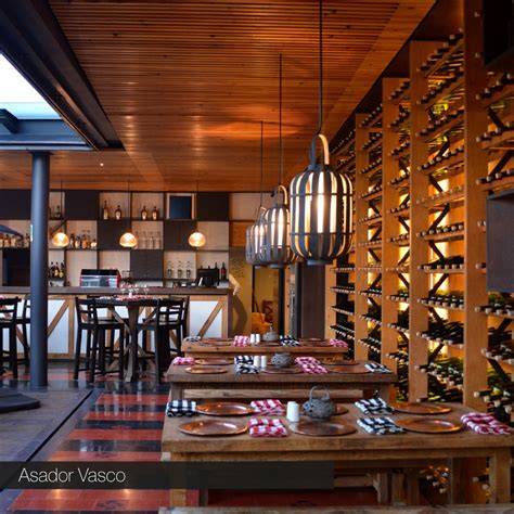 Interior acogedor de un asador tradicional vasco