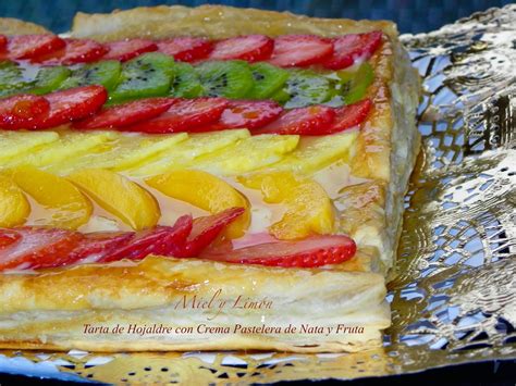 Tarta Carlota con decoración de nata y frutas