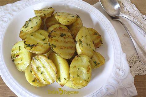 Patatas baby, ajos y hierbas aromáticas para asar