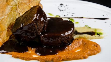 Salsa de cerveza negra con pan tostado