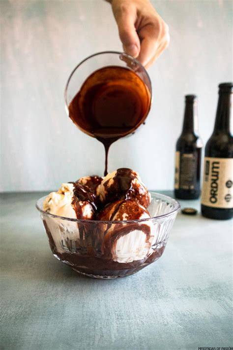 Postre con salsa de chocolate y cerveza negra