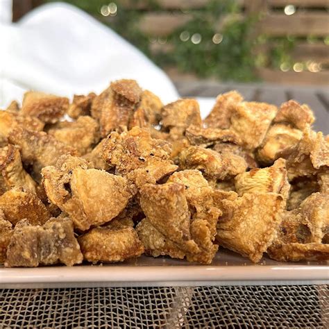 Morro de cerdo dorado y crujiente frito en aceite