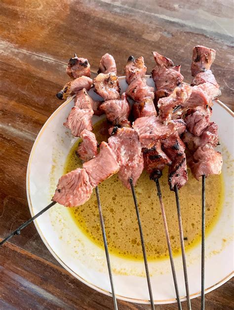 Plato de cordero satay de Indonesia