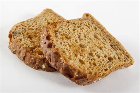 Pan de molde de espelta cortado en rebanadas