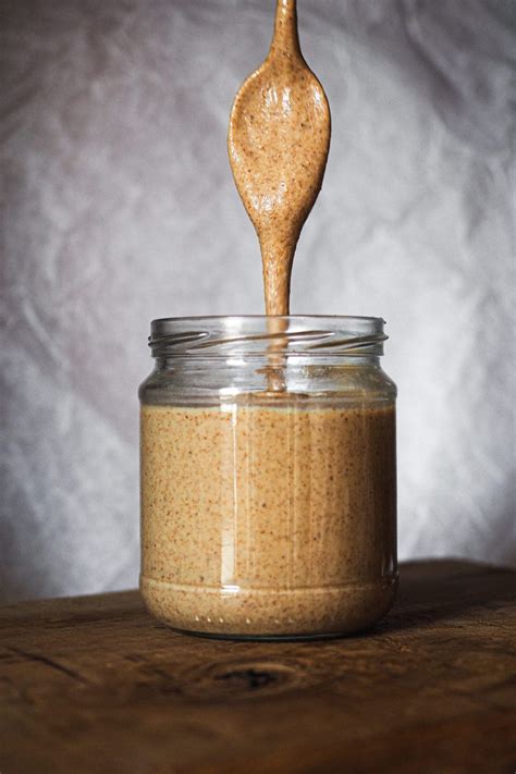 Crema de almendra en un bol