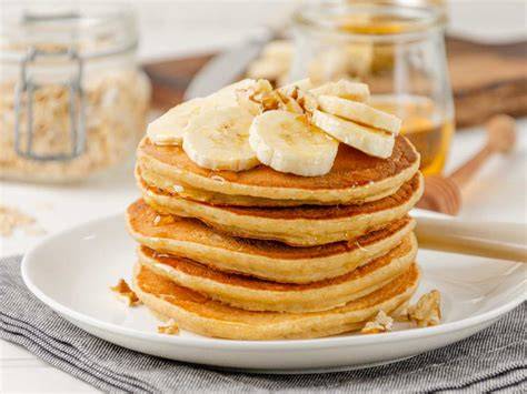 Tortitas de harina de avena y plátano con frutos rojos