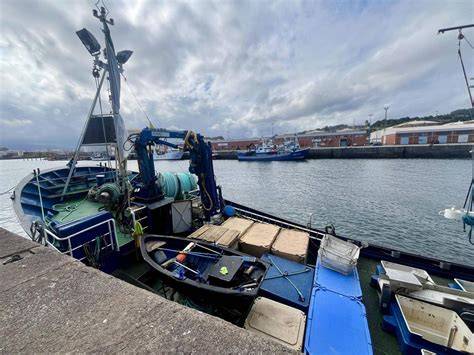 Barco pesquero vasco con marineros