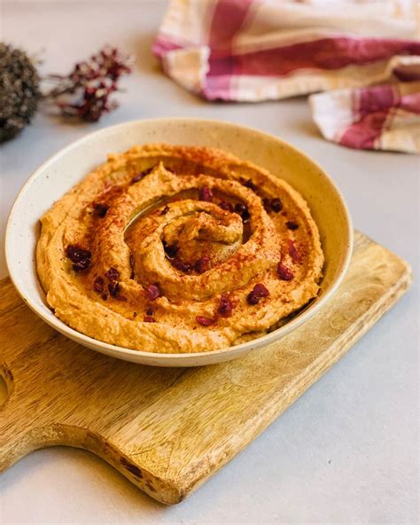 Hummus de boniato decorado con pimentón, cilantro y aceite de oliva