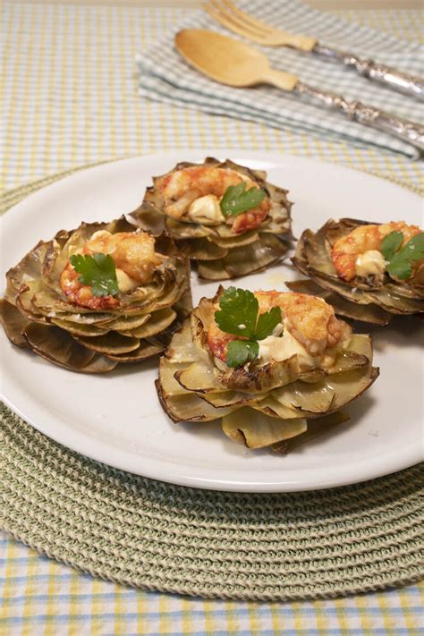 Alcachofas en flor tostadas con langostinos y mayonesa