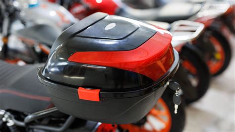 Baúl de moto con diferentes opciones de tapas de colores