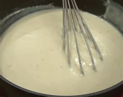 Salsa bechamel casera en un cazo