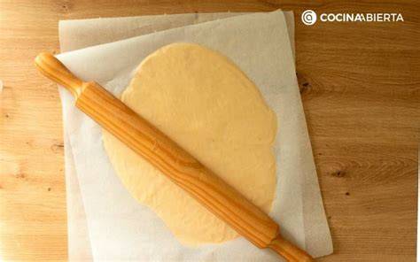 Masa estirada en papel de horno
