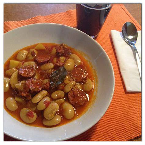 Potaje de habas con chorizo y patatas