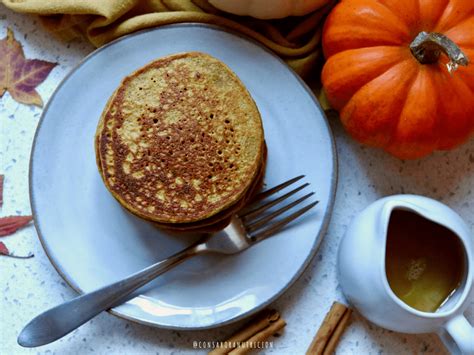 Plato de pancakes de calabaza decorado con canela y semillas