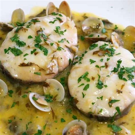 Merluza en Salsa Verde con Almejas