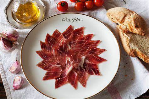 Caldo de jamón ibérico en un tazón
