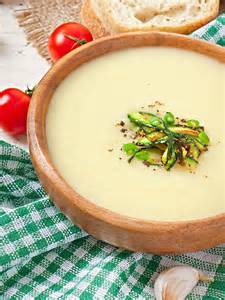 Crema de verduras servida en un bol