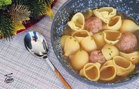 Plato de sopa de Navidad con galets y pelotas de carne
