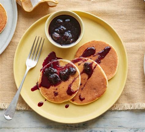 Tortitas de limón apiladas con arándanos y sirope
