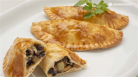 Empanadillas de morcilla recién horneadas