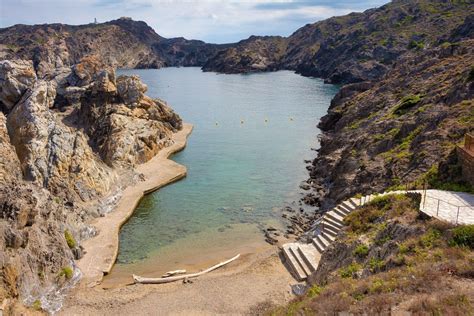 Imagen de una ruta de senderismo por el Cap de Creus con vistas al mar