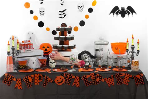 Mesa con decoración de Halloween y platos temáticos
