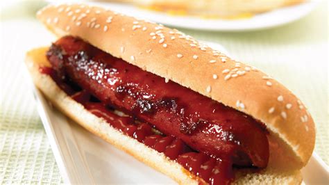 Hot dog con salchicha en forma de dedo y ketchup imitando sangre