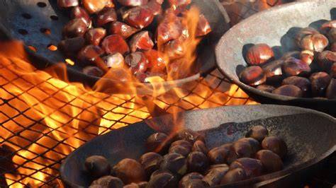 Castañas asadas en un puesto callejero en Portugal