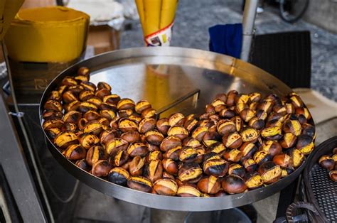 Puesto de venta de castañas asadas en la calle