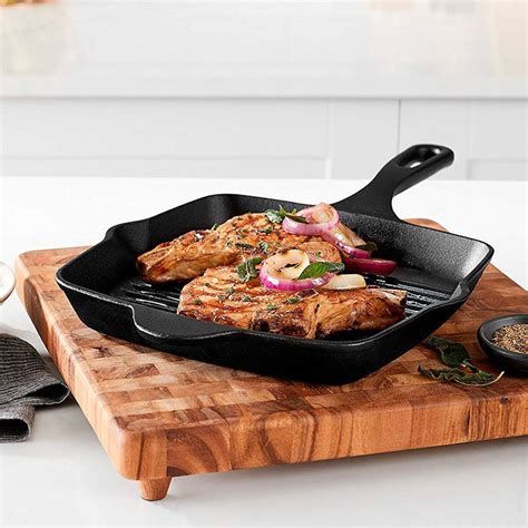Sartén grill cuadrada Monix M810029 en uso con alimentos