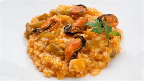 Arroz caldoso a la marinera con mejillones