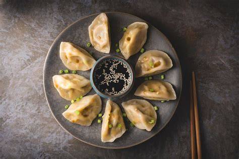 Jiaozi fritos y al vapor con salsa